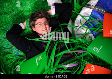 Fondateur de l'entreprise MILLER DOUGLAS EDWARD REMARQUABLE À SON USINE DE RECYCLAGE DE WORCESTER OÙ LES DÉCHETS PLASTIQUES DÉCHIQUETÉS SUR Banque D'Images