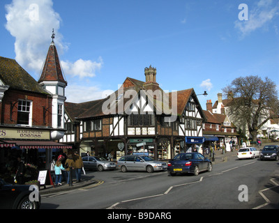 Trafic et boutiques à nord dans la High Street, Haslemere, Surrey, Angleterre, Grande-Bretagne, Royaume-Uni, UK, Europe Banque D'Images