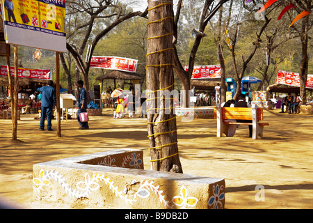 Scène à la restauration dans l'Surajkund Mela. Une variété d'aliments sont servis ici, et pouvez obtenir très encombré aux heures de pointe Banque D'Images