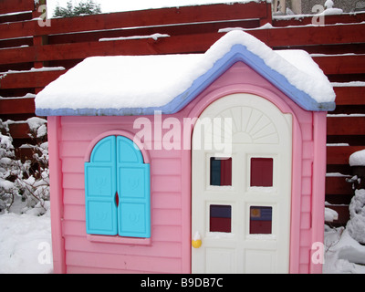 Childs playhouse in snow Banque D'Images