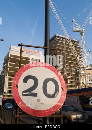 UK.20 KM LIMITE DE VITESSE DE BARRATT de nouvelles maisons, EAST LONDON LINE,EXTENSION,DALSTON HACKNEY,London, Angleterre Photo © Julio Etchart Banque D'Images