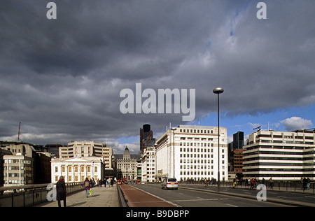 Vue vers le nord de Londres Pont de la ville de Londres sous un ciel d'orage. Banque D'Images