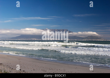 Une vue de la Table Mountain et Cape Town de Blouberg Strand en Afrique du Sud Banque D'Images