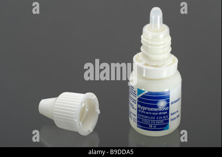 10ml bouteille plastique de l'Hypromellose Eye drops et compte-gouttes et bouchon à vis Banque D'Images