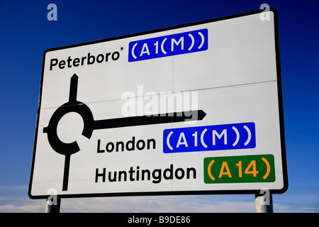 Autoroute A1/M Signer White road route principale route signe avec les chiffres et les informations de distance Cambridgeshire England UK Banque D'Images