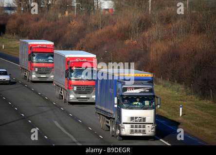 La circulation des camions poids lourds sur l'A1/M d'autoroute près de Peterborough Cambridgeshire Banque D'Images