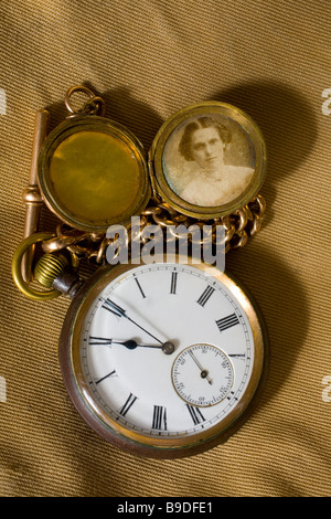 Première montre de guerre mondiale appartenant à Albert Robert Eden. Photo de sa femme et coeur doux Hannah Mary 11 onzième heure jour mois, gros plan, Banque D'Images