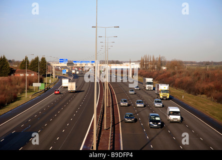 Les voitures et camions poids lourds le trafic sur l'autoroute A1/M Poole Dorset Banque D'Images