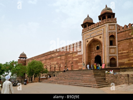 Portes menant à la cour d'une mosquée de Fatehpur Sikri. L'Uttar Pradesh, Inde. Banque D'Images