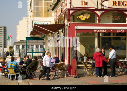 Les gens de la chaussée clients Diners assis assis à un restaurant de poissons sur le front de mer de Brighton East Sussex England Banque D'Images