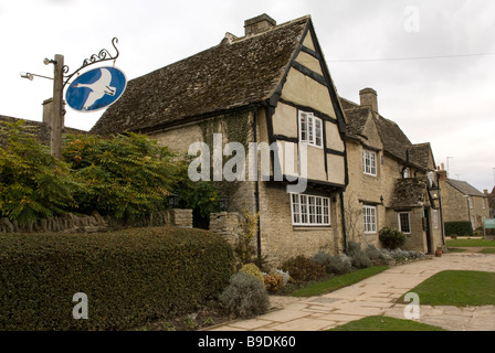 L'usine et Old Swan gastro pub et restaurant Angleterre Oxfordshire Minster Lovell Banque D'Images