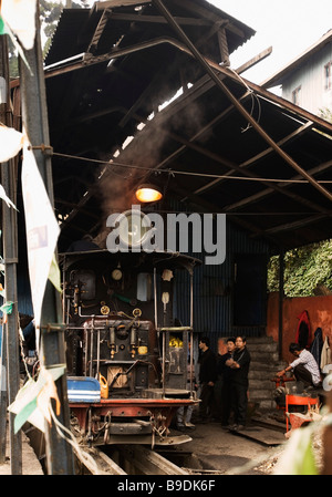 Moteur à vapeur dans un atelier, Darjeeling Himalayan Railway, Darjeeling, West Bengal, India Banque D'Images