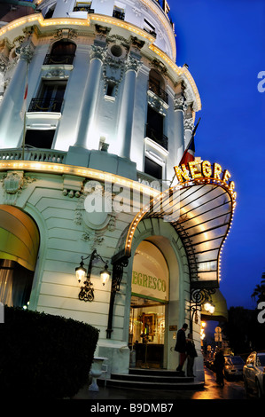 Nice France, entrée principale, Hôtel de luxe, Hôtel Negresco, éclairé la nuit, entrée extérieure de l'hôtel Promenade des Anglais Banque D'Images