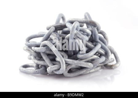 Tas de métal chaîne maille sur un fond blanc. Banque D'Images