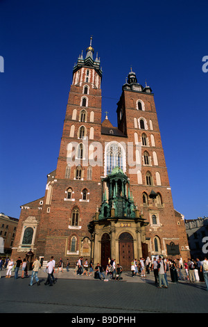 Pologne, Cracovie, Rynek Glowny, place principale du marché, église Sainte-Marie Banque D'Images