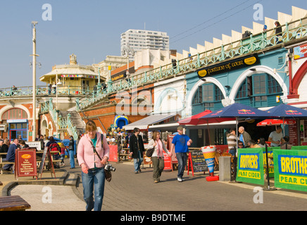 Les gens sur le front de mer de Brighton, promenade sur une longue matinée de printemps East Sussex England Banque D'Images