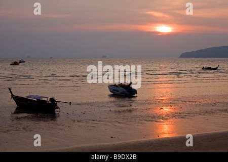 Ao Nang Beach : le coucher du soleil et bateaux Banque D'Images