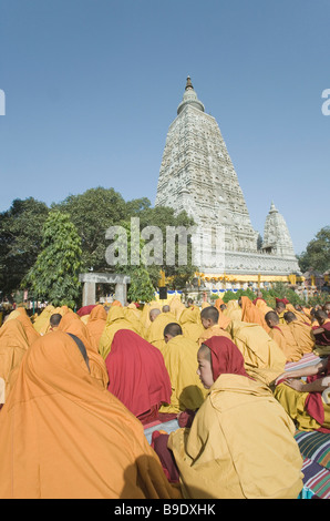 Moines priant devant un temple, Temple de la Mahabodhi, Bodhgaya, Gaya, Bihar, Inde Banque D'Images