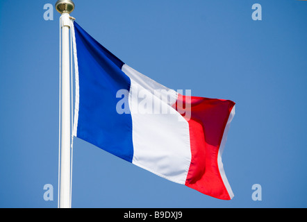 Drapeau tricolore tricolore contre un ciel bleu Banque D'Images