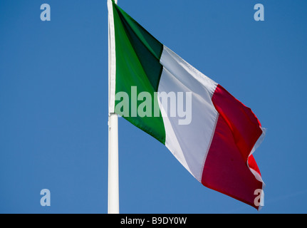 Drapeau tricolore tricolore italien contre un ciel bleu Banque D'Images