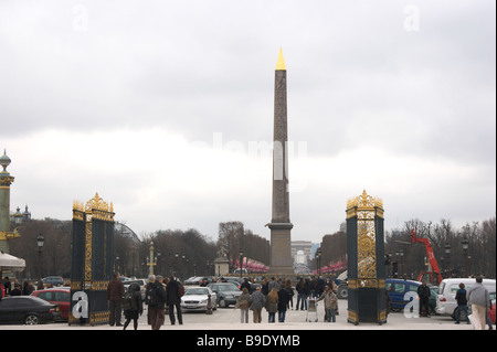 Place de la Concorde Paris France un fatras de touristes et de trafic Banque D'Images