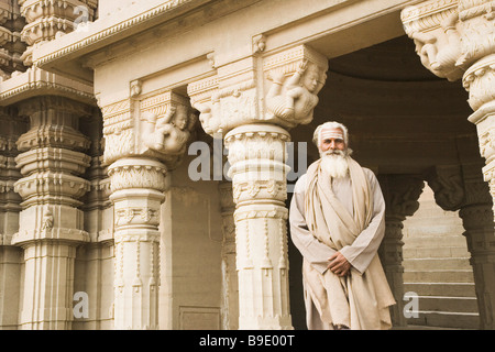 Sadhu debout dans un temple, Scindia Ghat, Gange, Varanasi, Uttar Pradesh, Inde Banque D'Images