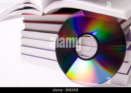 Livre audio concept pile de livres et un cd sur fond blanc Banque D'Images