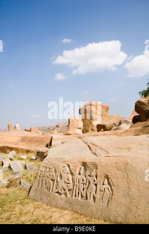 Reliefs du Ramayana épique hindou sculpté sur un rocher, Hampi, Karnataka, Inde Banque D'Images