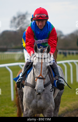 Un jockey galops d'un cheval au départ d'une course à Market Rasen raceourse, Lincolnshire Banque D'Images