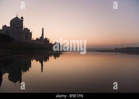 Mausolée au bord de l'eau, le Taj Mahal, la rivière Yamuna, Agra, Uttar Pradesh, Inde Banque D'Images