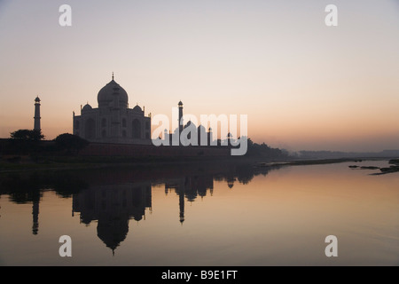 Mausolée au bord de l'eau, le Taj Mahal, la rivière Yamuna, Agra, Uttar Pradesh, Inde Banque D'Images