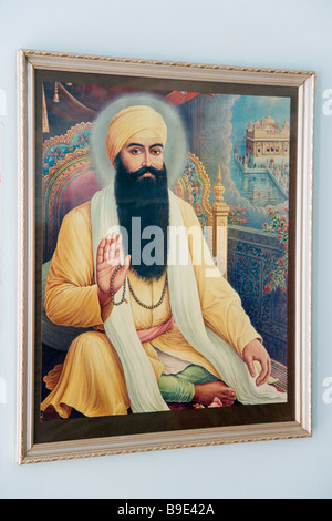 Photo de Guru Arjan Dev Ji le cinquième gourou sikh monté sur un mur, Golden Temple, Amritsar, Punjab, India Banque D'Images