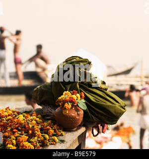 Offrande religieuse à un ghat, Sonpur, Bihar, Inde Banque D'Images