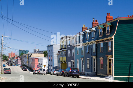 Une rue typique avec des maisons en bois - fait face à St John's, Terre-Neuve, Canada. Banque D'Images