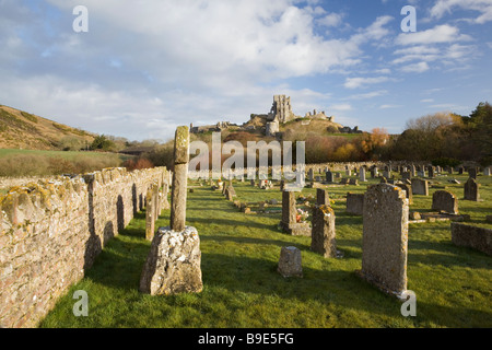 Une vue d'hiver de Corfe Castle du cimetière du village Banque D'Images