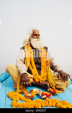 Sadhu assis dans un bateau et priant, Gange, Varanasi, Uttar Pradesh, Inde Banque D'Images