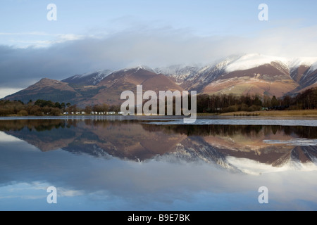 Réflexions d'hiver enneigés des Skiddaw dans les eaux calmes de Derwentwater Keswick Cumbria Banque D'Images