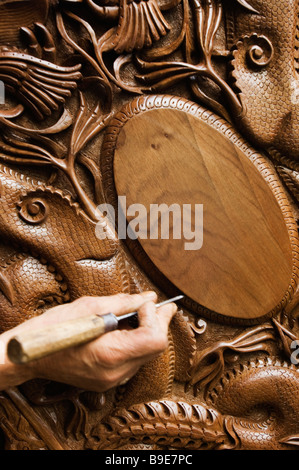 Man carving sur la surface en bois, le Jammu-et-Cachemire, l'Inde Banque D'Images