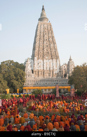 Moines priant devant un temple, Temple de la Mahabodhi, Bodhgaya, Gaya, Bihar, Inde Banque D'Images