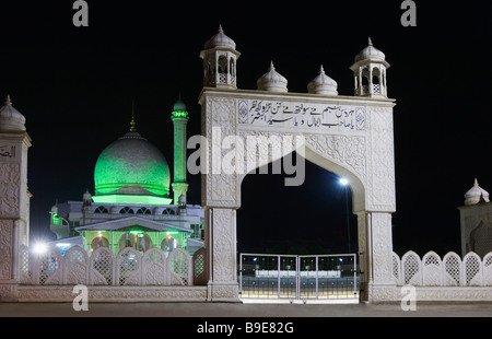 Façade d'une mosquée, mosquée Hazratbal, Dal Lake, à Srinagar, Jammu-et-Cachemire, l'Inde Banque D'Images