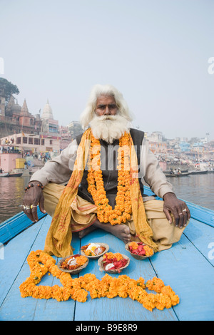 Sadhu assis dans un bateau et priant, Gange, Varanasi, Uttar Pradesh, Inde Banque D'Images