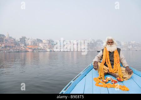 Sadhu assis dans un bateau et priant, Gange, Varanasi, Uttar Pradesh, Inde Banque D'Images