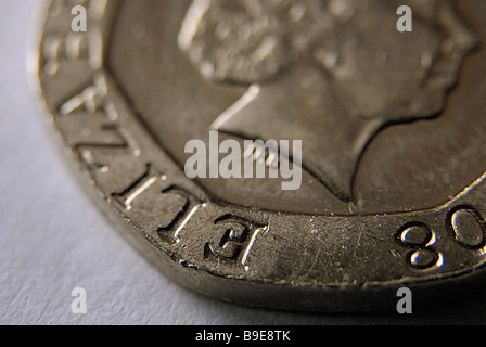 Un gros plan du bord d'une pièce de 20 pence britannique coin queens head up Banque D'Images