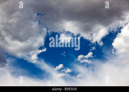 Puffy blanc nuages sur un ciel bleu du Colorado jour Banque D'Images