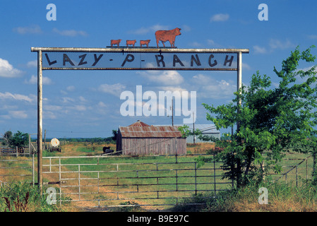 Ranch près de la porte en fer forgé dans Rosebud Falls Comté Texas USA Banque D'Images