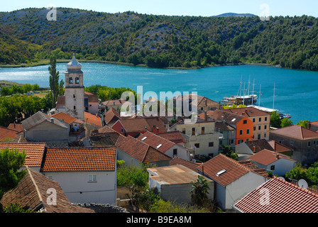 Vue de la ville de Skradin et la rivière Krka sur la côte dalmate de la Croatie Banque D'Images