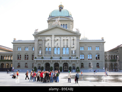 Les gens qui se situe en face de l'édifice du parlement au Palais fédéral Berne Suisse Banque D'Images
