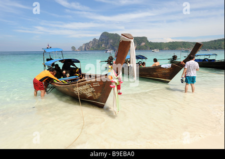 Les touristes sur Monkey Beach sur l'île de Phi Phi, au large de la côte de Phuket Thaïlande Banque D'Images