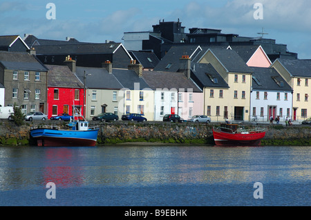 Des bateaux de pêche à marée basse, la baie de Galway Galway Irlande Banque D'Images