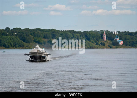 Tutayev, la Russie. Hydroglisseur sur la Volga, la cathédrale de la résurrection à l'arrière-plan Banque D'Images